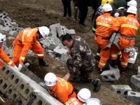 新圩政府对面田沟边的挡土墙倒塌，4人被埋