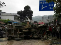 靖西乡下车祸更严重，货车压小车双双变残