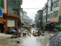 德保下雨带小李果一样大的冰雹，靖西的同鞋们下雨记得躲避