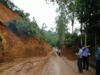 田阳玉凤路段发生山体塌方道路