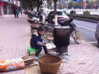 走在街上，年味十足，小小年纪煲棕武艺高强