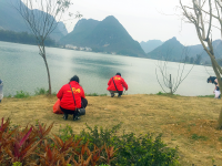 在龙潭湖边看到有靖西义工领着孩子，迎着寒风弯着腰捡拉圾