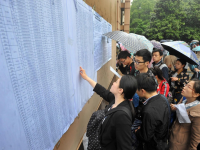 湖北11万人冒雨赶考公务员，堪比春运啊！