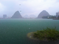 暴雨版靖西龙潭湖风光。