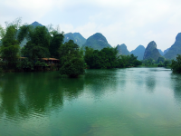 节令相催物自新，初夏靖西韵味深。潺潺流水如碧玉，荫荫夏木正可.