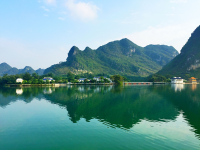 蓝天飘白云，青山浮绿水。