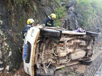 昨天田东县至德保县的二级路祥周镇布兵坡路段发生车祸，两车相撞4人被困