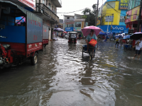 靖西一场暴雨把我困这里湿身了，这里积水好深啊