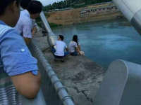 百色东合大桥一名女子想跳右江轻生？轻身？