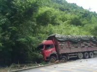 布兵路段弯道发生又一起大货车撞山事故，下雨老司机也要小心慢行啊！