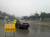 交警蜀黍提醒：雨天行车，路面湿滑，能见度低，应当减速慢行，保持车距。