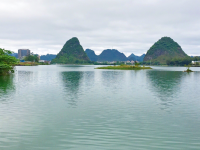 一湖春水，两座青山。