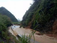 靖西持续降雨导致崇靖高速公路,三叠岭等路段多处积水塌方交通堵塞！