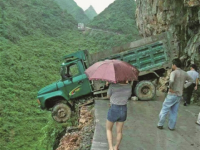 命悬一线！靖西南坡乡山路雨后这起车祸无比惊险