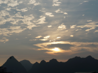 雨后早晨，红日初升，靖西市区上空金光灿烂、霞光万里。