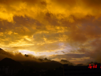 靖西山村早晨，霞光漫天，光芒四射，朝霞景色美如人间仙境