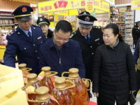 靖西市副市长带队开展春节前食品安全大检查