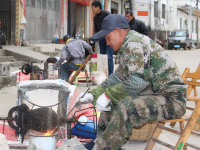 化峒镇街头又现爆米花摊