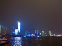 灯火璀璨，流光溢彩的上海外滩夜景。