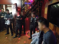 靖西阿SIR突击KTV毒窝，15人聚众吸毒被抓