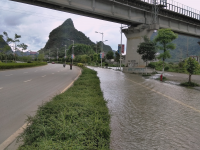 小河的水呀静静地流