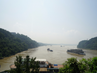 滚滚长江东流去，浪花淘尽千古风流人物。