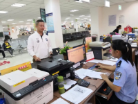 靖西警方办理首张港澳台居民居住证