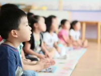 别再折腾孩子了！广西将禁止幼儿园教拼音、计算、英语…