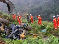 突发！百色那坡县一铲车侧翻下公路致驾驶员死亡！