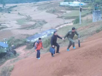 靖西人在扶贫路上，我们风雨无阻