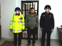 看你还跑！靖西一男子被警察从被窝带走！