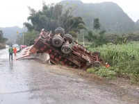 又是这种车！田东往靖西方向隆桑镇路段货车发生侧翻事故，司机被困.....