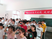 学校教育不是万能的，家长才是学生的第一任老师