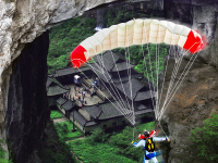 五一去哪兒？見證世界首次低空跳傘穿越天生三橋
