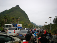 清明扫墓高峰，靖西墓区路段堵车