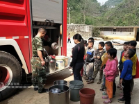 德保250余名师生饮用水告急消防解燃眉之急