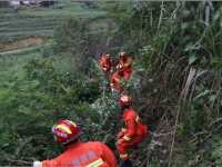 那坡一男子坠落悬崖，消防开辟救援道路