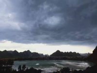 靖西风雨前，灾难大片的场景