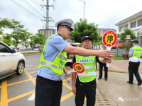 靖西交警给城区学校赠送交通劝导装备