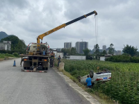 今日，靖西至化峒路段，一辆小车不慎翻入路边田中...