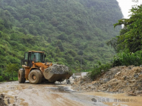 国道212线K2442路段发生上边坡滑坡，靖西公路养护中心紧急清理