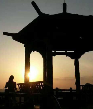 夕阳下的金山亭，美女的身影吸引了多少梁山好汉上山