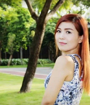 处女作，公园中的美女