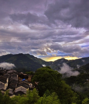 雨后山村峰景，优美如画