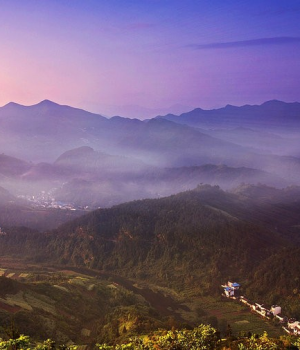 雨后山村峰景，优美如画