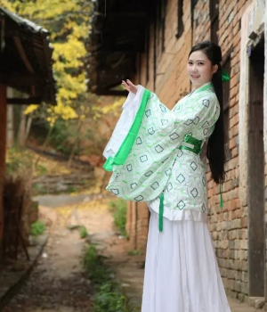 当漂亮的姑娘和古老的村落站在一起