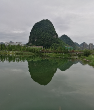 早晨雨后金山