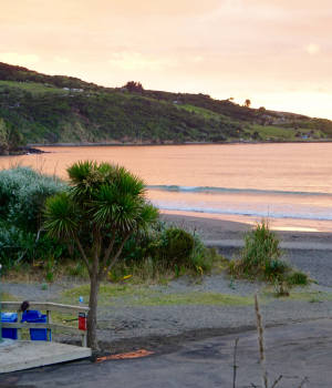 晚暮风微波浪静，日落沉红海生辉。