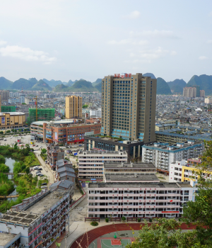 上山看风景，边城好风光。