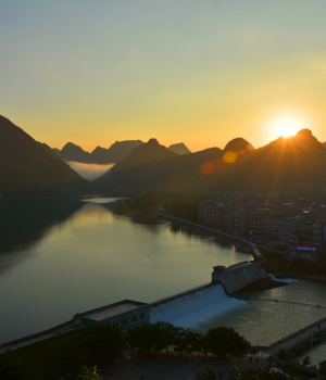 日出龙潭放光芒